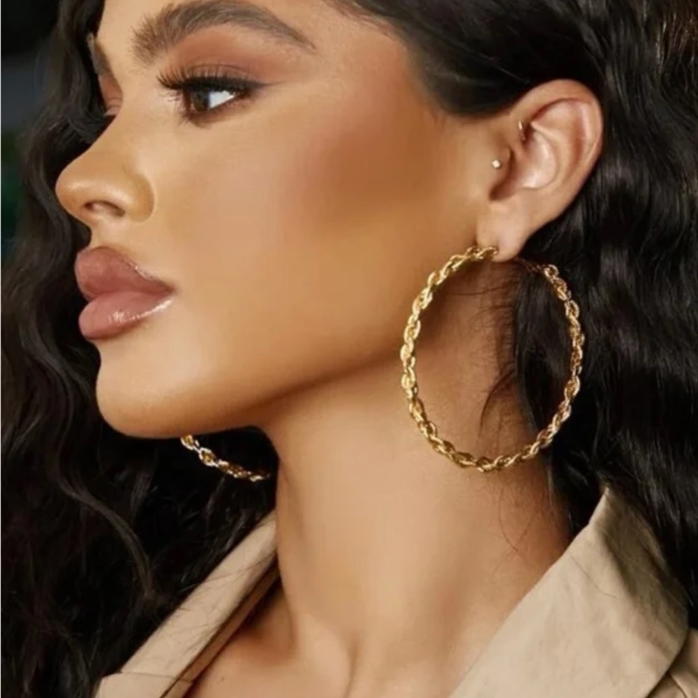 NWT Gold Tone Spiral Hoop Earrings!